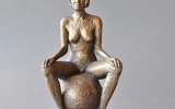 Sitzende Auf Ball 2016 Bronze Patiniert Unikat H 13cm